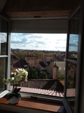 Doppelzimmer (Orchidée) | Blick auf die Stadt