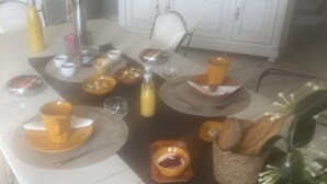 Frokost med lokale retter er inkludert hver dag
