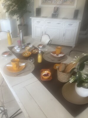 Desayuno de cocina local incluido todos los días