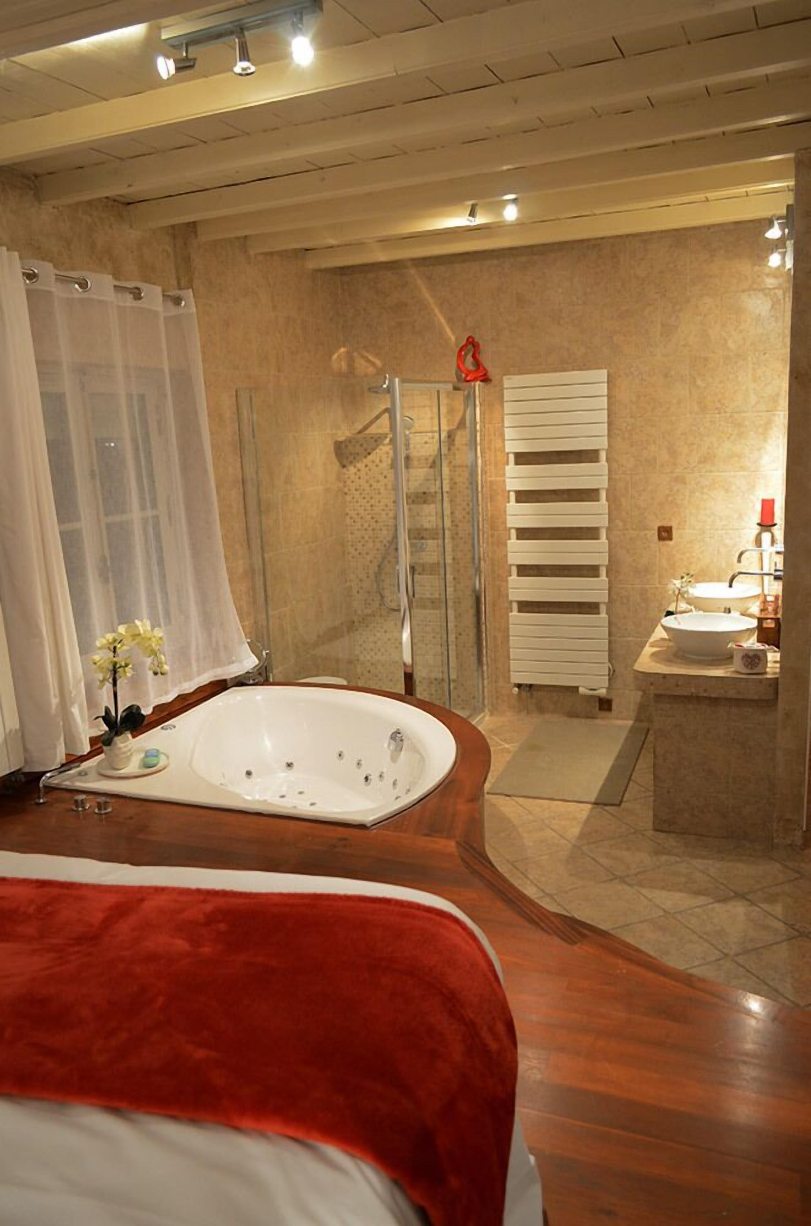 Tweepersoonskamer (Orchidée) | Badkamer | Een bad, een bubbelbad, gratis toiletartikelen, een haardroger