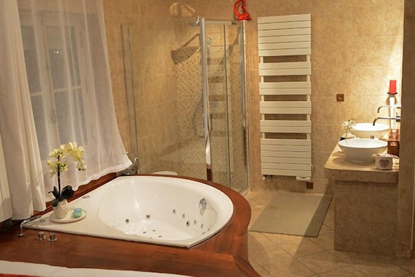 Tweepersoonskamer (Orchidée) | Badkamer | Een bad, een bubbelbad, gratis toiletartikelen, een haardroger