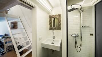 Duplex | Bathroom | Shower, rainfall showerhead, free toiletries, hair dryer