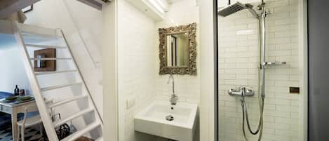 Dúplex | Baño | Regadera, regadera tipo lluvia, amenidades de baño gratuitas