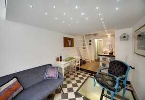 Duplex | Ruang tamu | TV skrin rata 