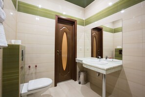 Deluxe-Vierbettzimmer | Badezimmer | Dusche, Regendusche, kostenlose Toilettenartikel, Haartrockner