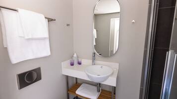 Dobbeltrom – standard | Bad | Dusj, regndusjhode, toalettartikler (inkludert) og hårføner
