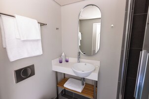 Shower, rainfall showerhead, free toiletries, hair dryer
