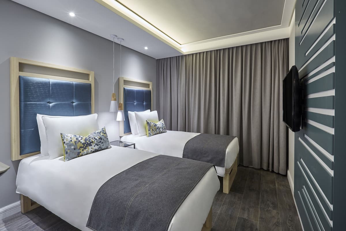 Standard Twin Room | Peti besi dalam bilik, meja, ruang kerja komputer riba