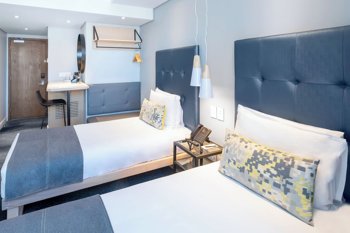 Phòng 2 giường đơn Tiêu chuẩn | Két bảo mật tại phòng, bàn, khu vực làm việc phù hợp cho laptop