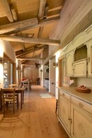 Refrigerador, microondas, tetera/pava eléctrica, silla alta para bebés