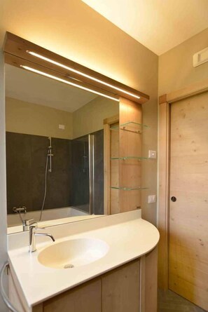 Traditional Double Room, 1 King Bed, Mountain View (one) | Bathroom sink - Antico fienile (Belluno)