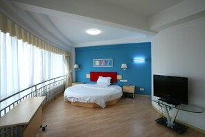 A hotel room with a bed, bedside tables, a TV, and a desk. - Yimi Inn Science City Jiada Branch (Guangzhou)