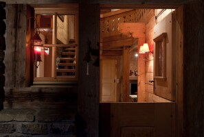 Fassade der Unterkunft – Abend/Nacht