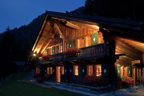 Fassade der Unterkunft – Abend/Nacht