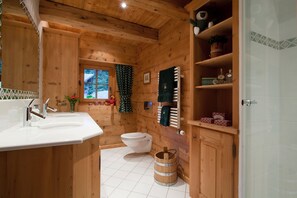 Luxury Chalet, 3 Bedrooms, Non Smoking, Mountain View | Bathroom | Separate bathtub and shower, deep-soaking bathtub, free toiletries - Le Chalet de Lara (Val d'Illiez)
