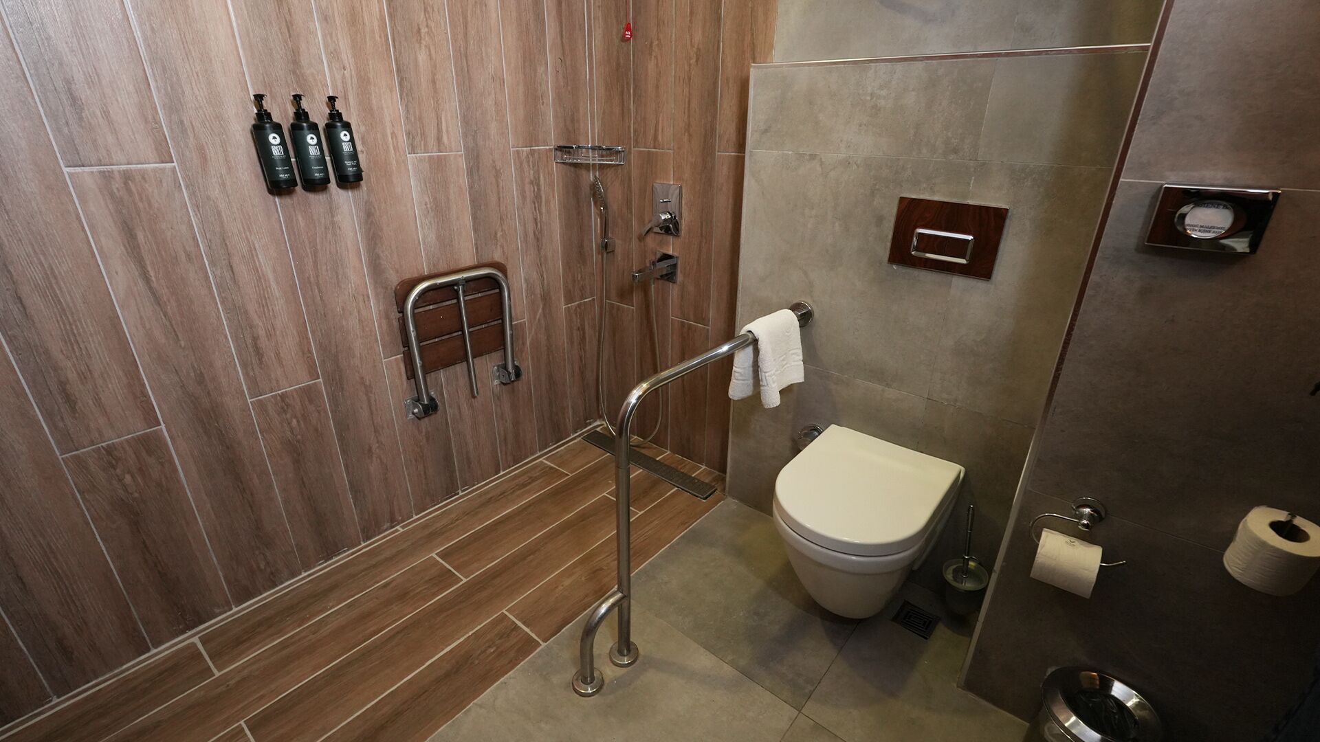 superior double room, 1 queen bed, accessible, non smoking | bathroom | rainfall showerhead, free toiletries, hair dryer, bathrobes