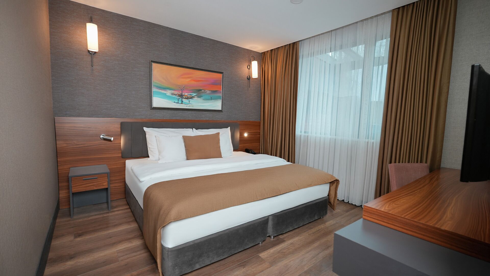 Honeymoon Suite | Premium bedding, minibar, in-room safe, laptop workspace