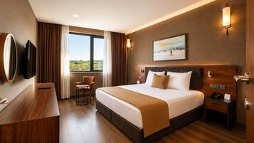 Family Suite | Premium bedding, minibar, in-room safe, laptop workspace
