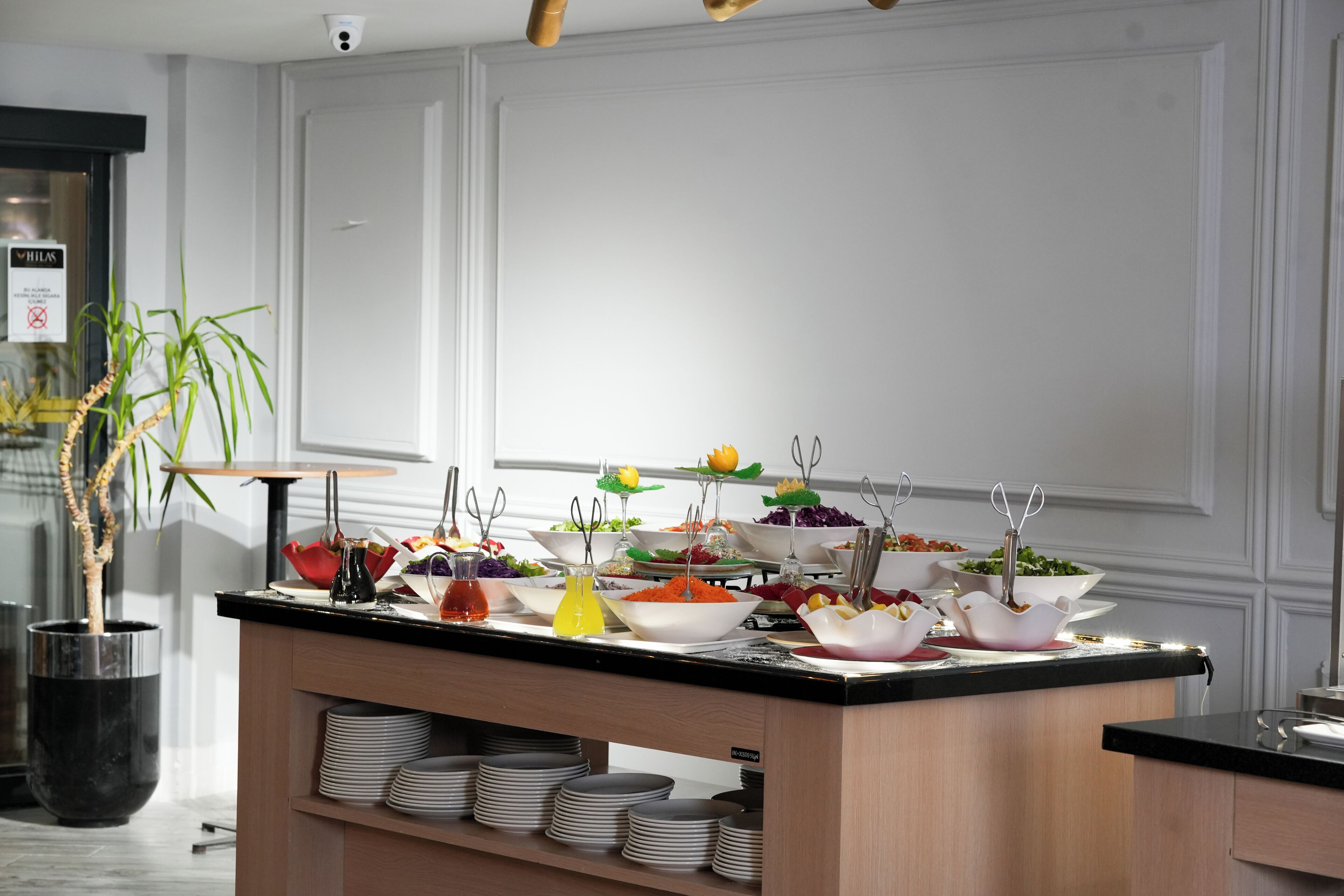 Disposição de buffet com diversos alimentos e utensílios.
