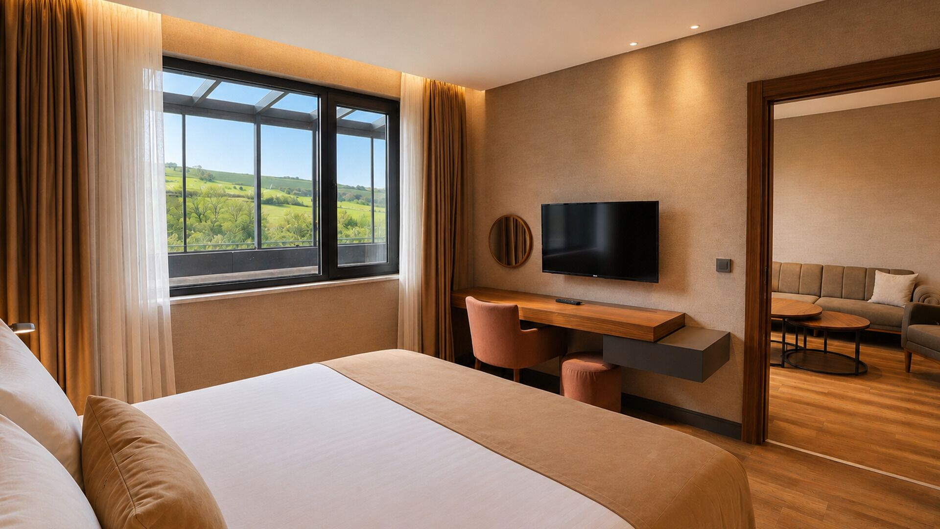 Une chambre d’hôtel moderne dotée d’un grand lit, d’un bureau, d’une télévision et offrant une vue sur la campagne.