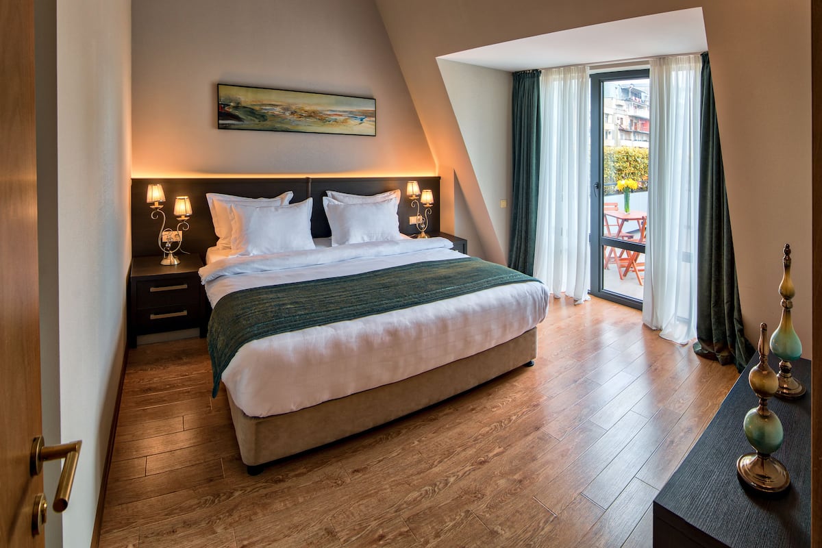 Executive Suite, 1 King Bed, Non Smoking | 1 bedroom, hypo-allergenic bedding, individually decorated