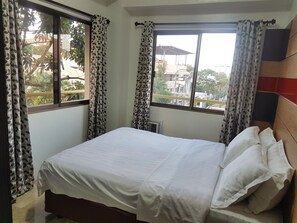 Studio | Desk, free WiFi, bed sheets - TSC Suites by Eastland Residences (Cebu City)