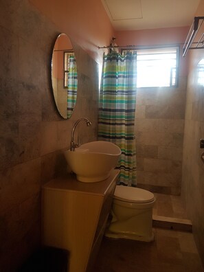 Shower, free toiletries, towels
