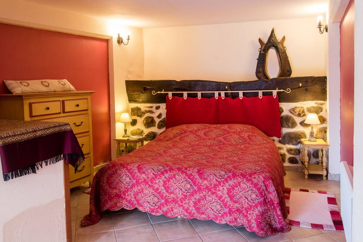 Doppel- oder Zweibettzimmer (La Crèche) | Individuell dekoriert, individuell eingerichtet, Schreibtisch