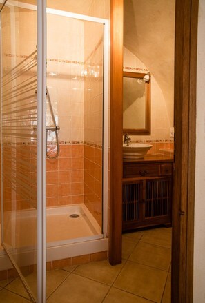 Doppelzimmer (La Bergerie) | Badezimmer | Dusche, Handtücher