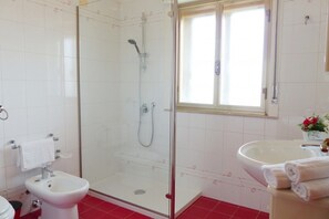 Leilighet, 2 soverom | Bad | Dusj, toalettartikler (inkludert), hårføner og bidé