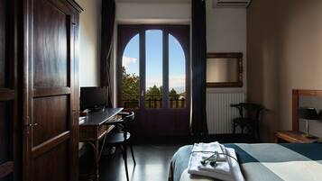 Superior Double Room | 1 bedroom, in-room safe, desk, cribs/infant beds