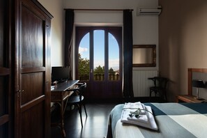 Superior Double Room | 1 bedroom, in-room safe, desk, cribs/infant beds - B&B Domus Verdiana (Ragalna)