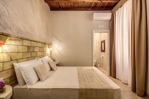 Double or Twin Room, Non Smoking | Frette Italian sheets, premium bedding, down duvets, minibar - Colosseo Accomodation Room Guest House (Rome)