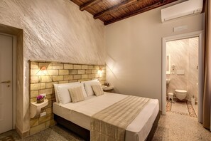 Double or Twin Room, Non Smoking | Frette Italian sheets, premium bedding, down duvets, minibar - Colosseo Accomodation Room Guest House (Rome)
