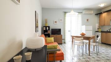 Appartamento, balcone | Area soggiorno | TV a schermo piatto
