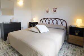 Apartment, Terrasse | Individuell dekoriert, individuell eingerichtet, Schreibtisch