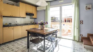 Apartemen, teras | Makan di kamar