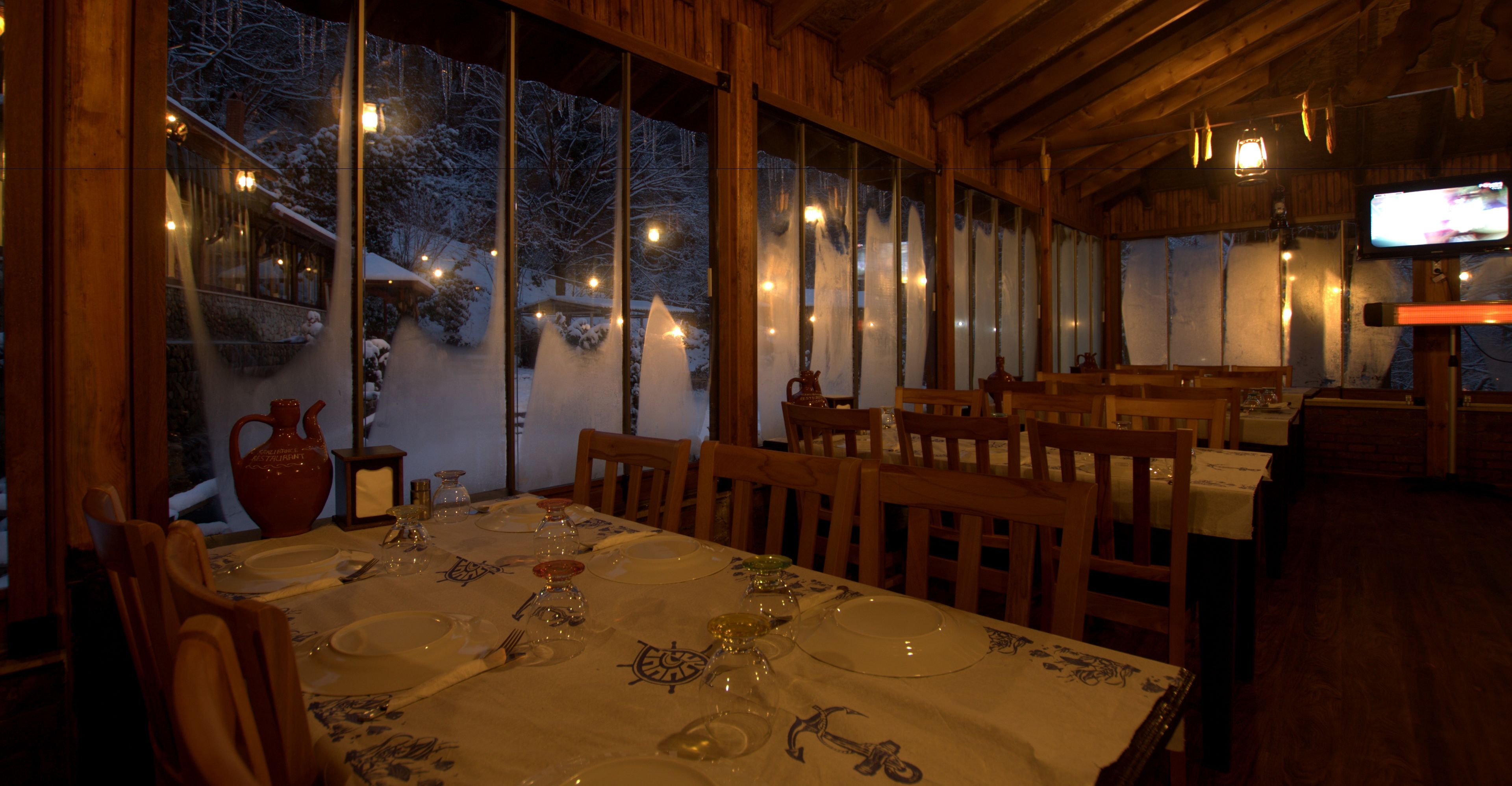 breakfast, lunch and dinner served