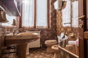 Appartement, 2 slaapkamers (L'Orchidea) | Badkamer | Gratis toiletartikelen, een haardroger, een bidet