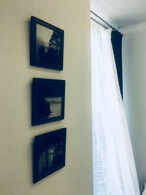 Habitación básica con 2 camas individuales, sin ventanas | Vista desde la habitación