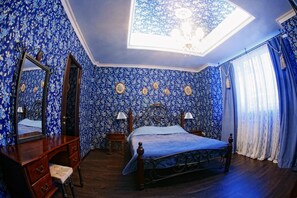 Decoración personalizada, muebles diferentes y cortinas blackout