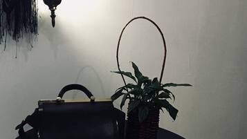 Basic tvåbäddsrum - inga fönster | Badrum | Dusch, tofflor och handdukar