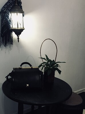 Tomannsrom – basic, ingen vinduer | Bad | Dusj, tøfler og håndklær