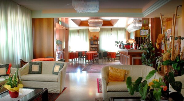 Coin salon dans le hall