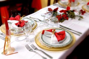 Petit déjeuner et déjeuner servis sur place, spécialités Cuisine locale