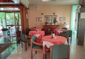 Se sirven desayunos, comidas, cenas y cocina local 