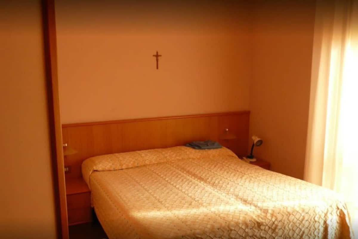 Una cassaforte in camera, una scrivania, lenzuola