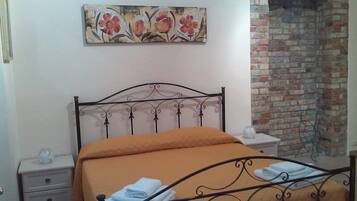 Deluxe Quadruple Room | Desk, soundproofing, iron/ironing board, free WiFi