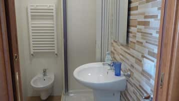 Shower, free toiletries, hair dryer, bidet