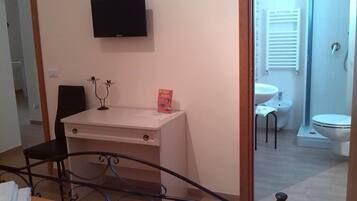 Deluxe Quadruple Room | Bathroom | Shower, free toiletries, hair dryer, bidet